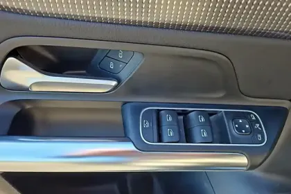 Photo 35 Mercedes GLA  250 e 8G-DCT