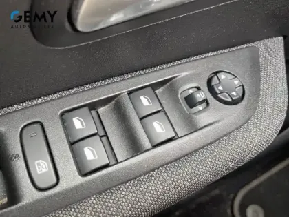 Photo 11 Peugeot 208  Electrique 50 kWh 136ch