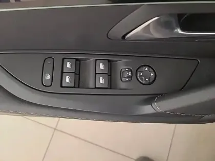 Photo 22 Peugeot 208  PureTech 100 S&S BVM6