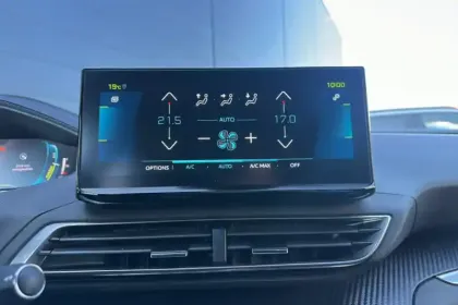 Photo 16 Peugeot 3008  Hybrid 180 e-EAT8