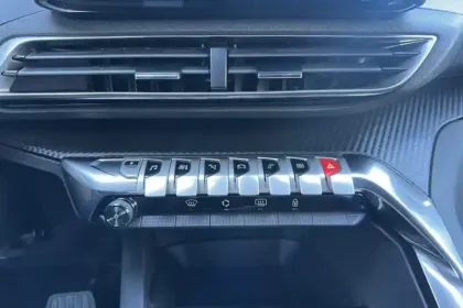 Photo 18 Peugeot 3008  Hybrid 180 e-EAT8