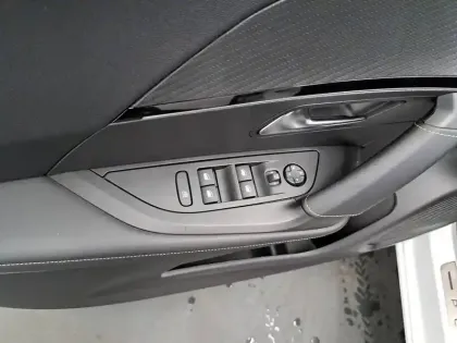 Photo 27 Peugeot 2008  Electrique 136 ch