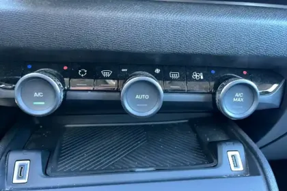 Photo 20 Citroën C4  Hybride 136 e-DCS6