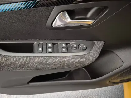 Photo 21 Peugeot 208  Electrique 50 kWh 136ch