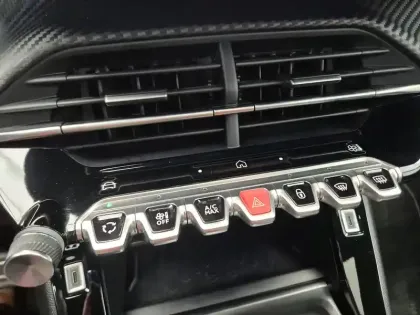 Photo 14 Peugeot 2008  Hybrid 136 e-DCS6