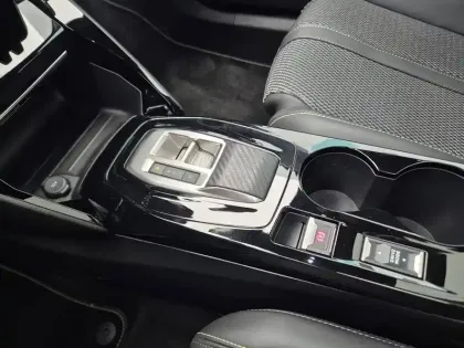 Photo 12 Peugeot 2008  Hybrid 136 e-DCS6