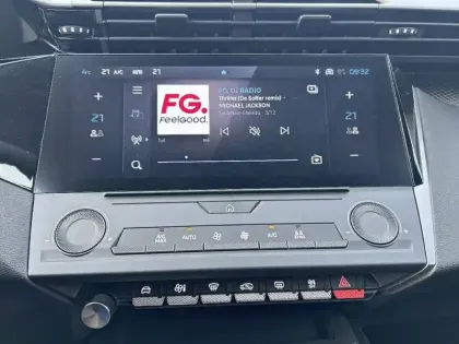 Photo 18 Peugeot 308  SW Hybrid 145 e-DCS6