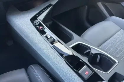 Photo 27 Peugeot 3008  Hybrid 145 e-DCS6