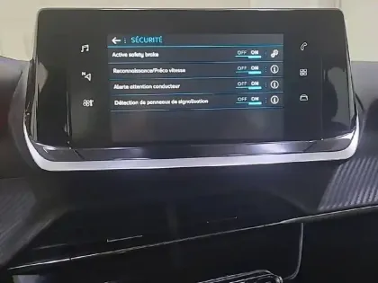 Photo 21 Peugeot 208  PureTech 75 S&S BVM5