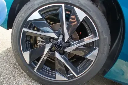 Photo 14 Peugeot 308  Hybrid 136 e-DCS6