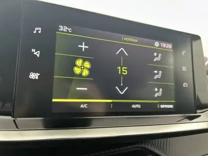 Photo 21 Peugeot 2008  PureTech 130 S&S BVM6