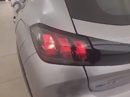 Photo 16 Peugeot 208  Electrique 50 kWh 136ch