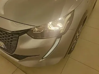 Photo 15 Peugeot 208  Electrique 50 kWh 136ch