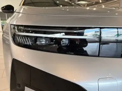 Photo 15 Opel Astra  1.2 Turbo Hybride 145 ch Automatique