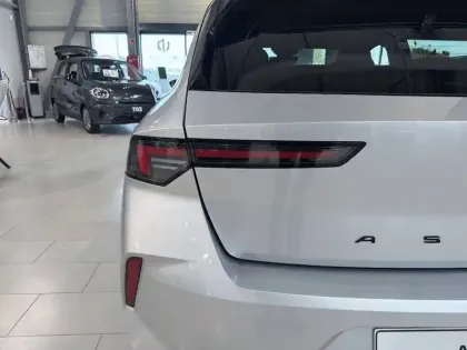 Photo 16 Opel Astra  1.2 Turbo Hybride 145 ch Automatique