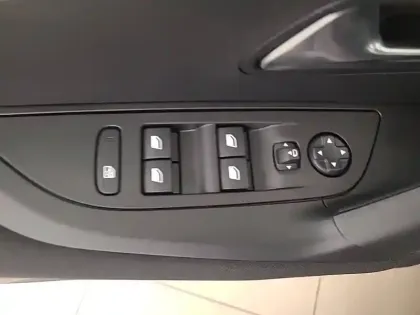 Photo 24 Peugeot 2008  PureTech 100 S&S BVM6