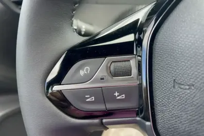 Photo 33 Peugeot 2008  Hybrid 110 e-DCS6