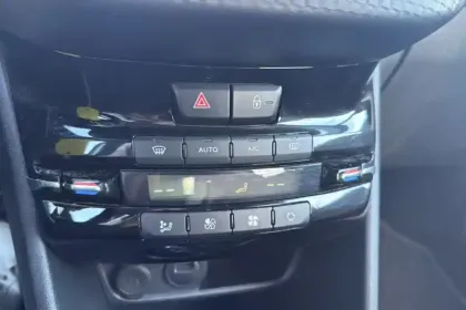 Photo 18 Peugeot 2008  PureTech 82ch S&S BVM5