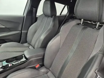 Photo 8 Peugeot 2008  PureTech 130 S&S EAT8