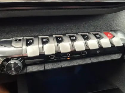 Photo 14 Peugeot 3008  Hybrid 225 e-EAT8