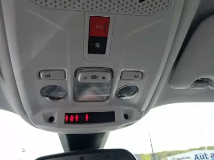 Photo 17 Peugeot 2008  PureTech 100 S&S BVM6