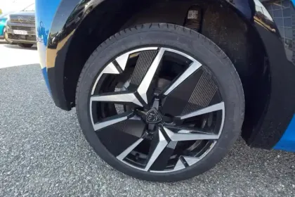 Photo 30 Peugeot 208  Hybrid 145 ch e-DCS6