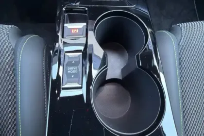 Photo 23 Peugeot 208  Hybrid 145 ch e-DCS6