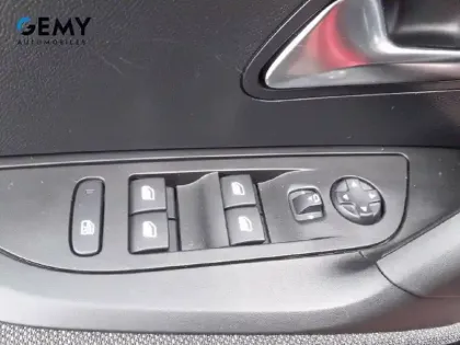 Photo 11 Peugeot 2008  PureTech 100 S&S BVM6