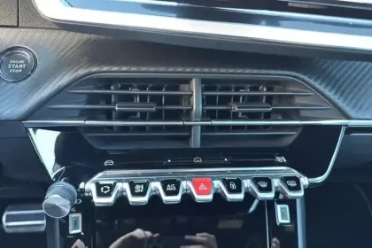 Photo 23 Peugeot 2008  Hybrid 136 e-DCS6