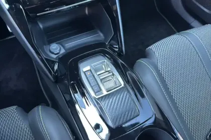 Photo 26 Peugeot 2008  Hybrid 136 e-DCS6