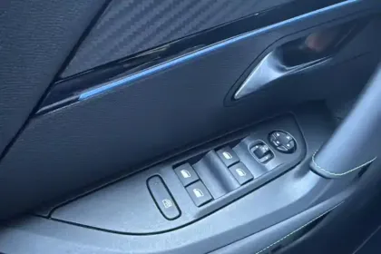 Photo 28 Peugeot 2008  Hybrid 136 e-DCS6