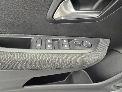 Photo 21 Peugeot 208  Electrique 50 kWh 136ch