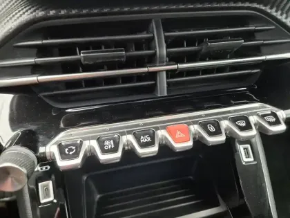 Photo 14 Peugeot 208  Electrique 50 kWh 136ch