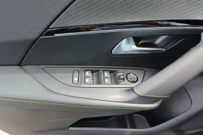 Photo 43 Peugeot 2008  Hybrid 145 e-DCS6