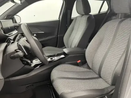 Photo 45 Peugeot 2008  Hybrid 145 e-DCS6