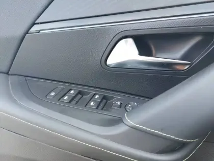 Photo 17 Peugeot 2008  Hybrid 136 e-DCS6