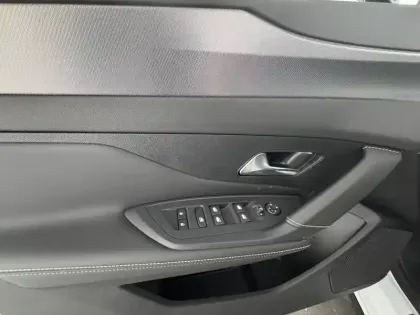 Photo 18 Peugeot 408  Hybrid 145 e-DCS6