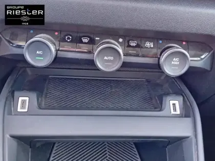 Photo 18 Citroën C4 e- 136 ch Automatique