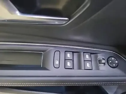 Photo 31 Peugeot 5008  Hybrid 136 e-DCS6