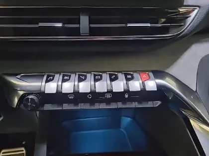 Photo 24 Peugeot 5008  Hybrid 136 e-DCS6