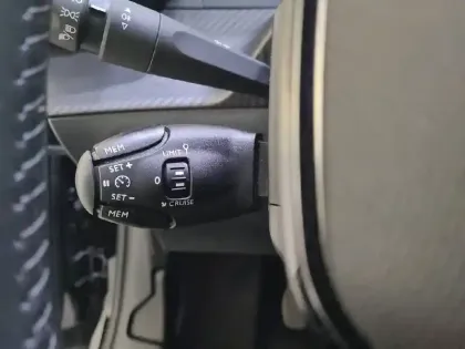 Photo 21 Peugeot 208  PureTech 100 S&S BVM6