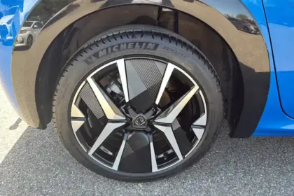 Photo 10 Peugeot 208  Hybrid 136 e-DCS6