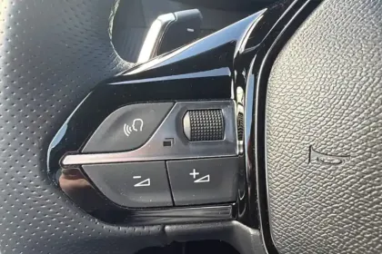 Photo 27 Peugeot 208  Hybrid 136 e-DCS6