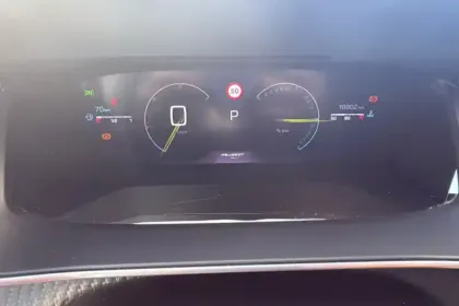 Photo 18 Peugeot 208  Hybrid 136 e-DCS6