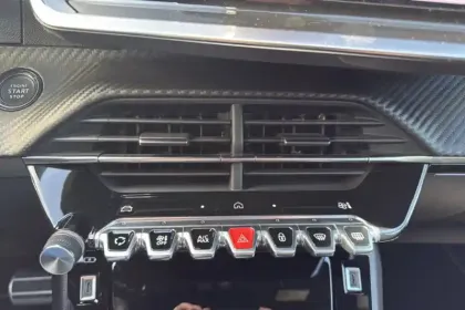 Photo 23 Peugeot 208  Hybrid 136 e-DCS6