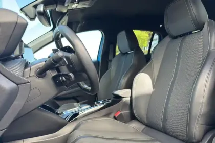 Photo 13 Peugeot 208  Hybrid 136 e-DCS6