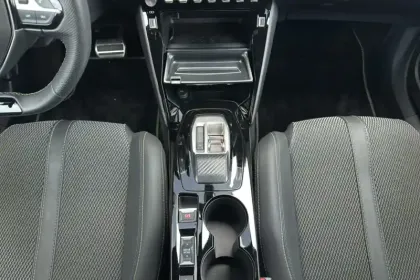 Photo 17 Peugeot 2008  Hybrid 136 e-DCS6