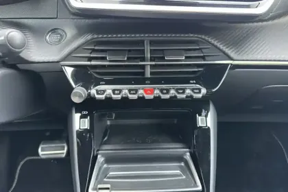 Photo 16 Peugeot 2008  Hybrid 136 e-DCS6