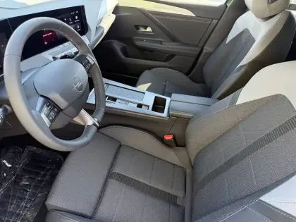 Photo 10 Opel Astra  Sports Tourer 1.2 Turbo Hybride 145 ch Automatique