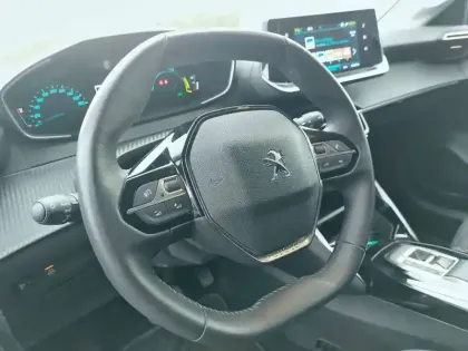 Photo 8 Peugeot 208  Electrique 50 kWh 136ch